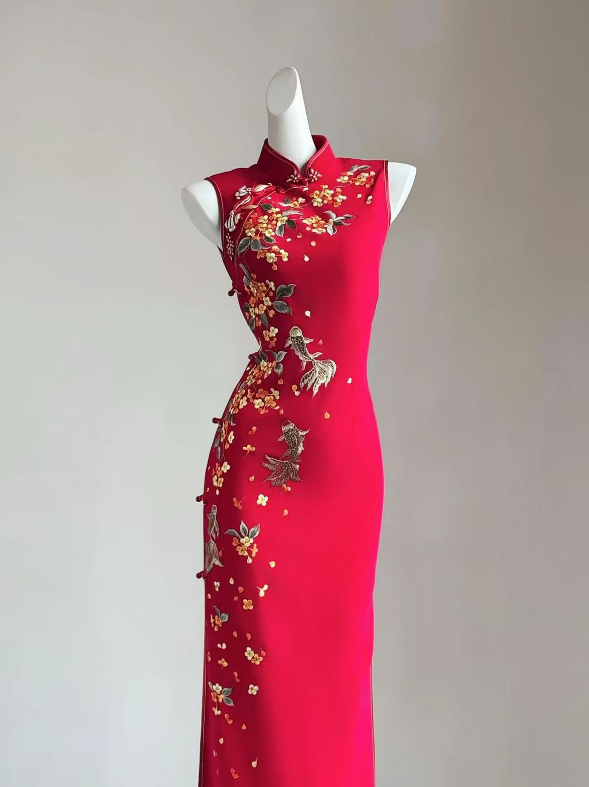 Red Silk Wedding Qipao with Su Embroidery – Yu Yue Gui Wu