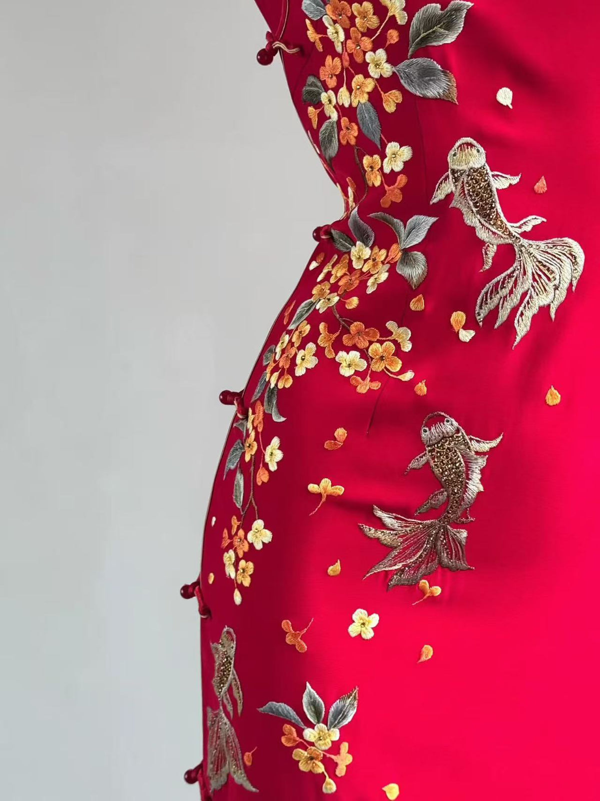 Red Silk Wedding Qipao with Su Embroidery – Yu Yue Gui Wu