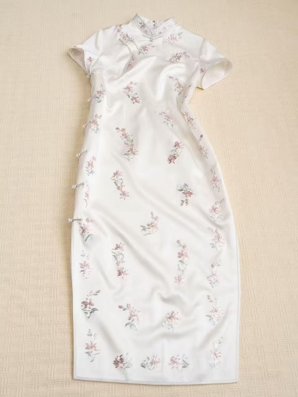 Ivory Silk Wedding Qipao with Silver Embroidery – Baishi Hexin
