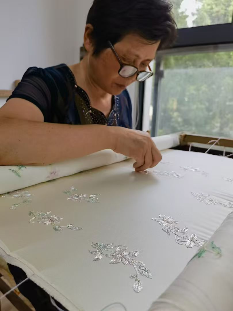 Ivory Silk Wedding Qipao with Silver Embroidery – Baishi Hexin