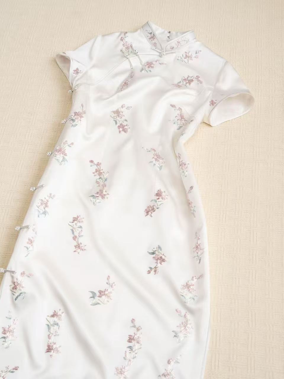 Ivory Silk Wedding Qipao with Silver Embroidery – Baishi Hexin