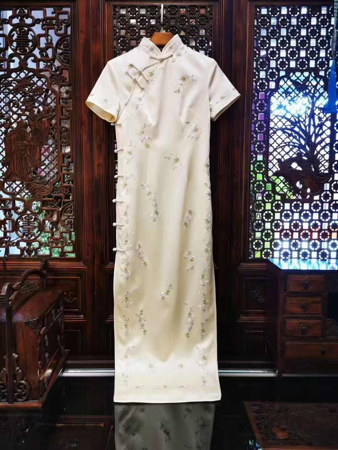 Ivory Silk Wedding Qipao with Silver Embroidery – Baishi Hexin
