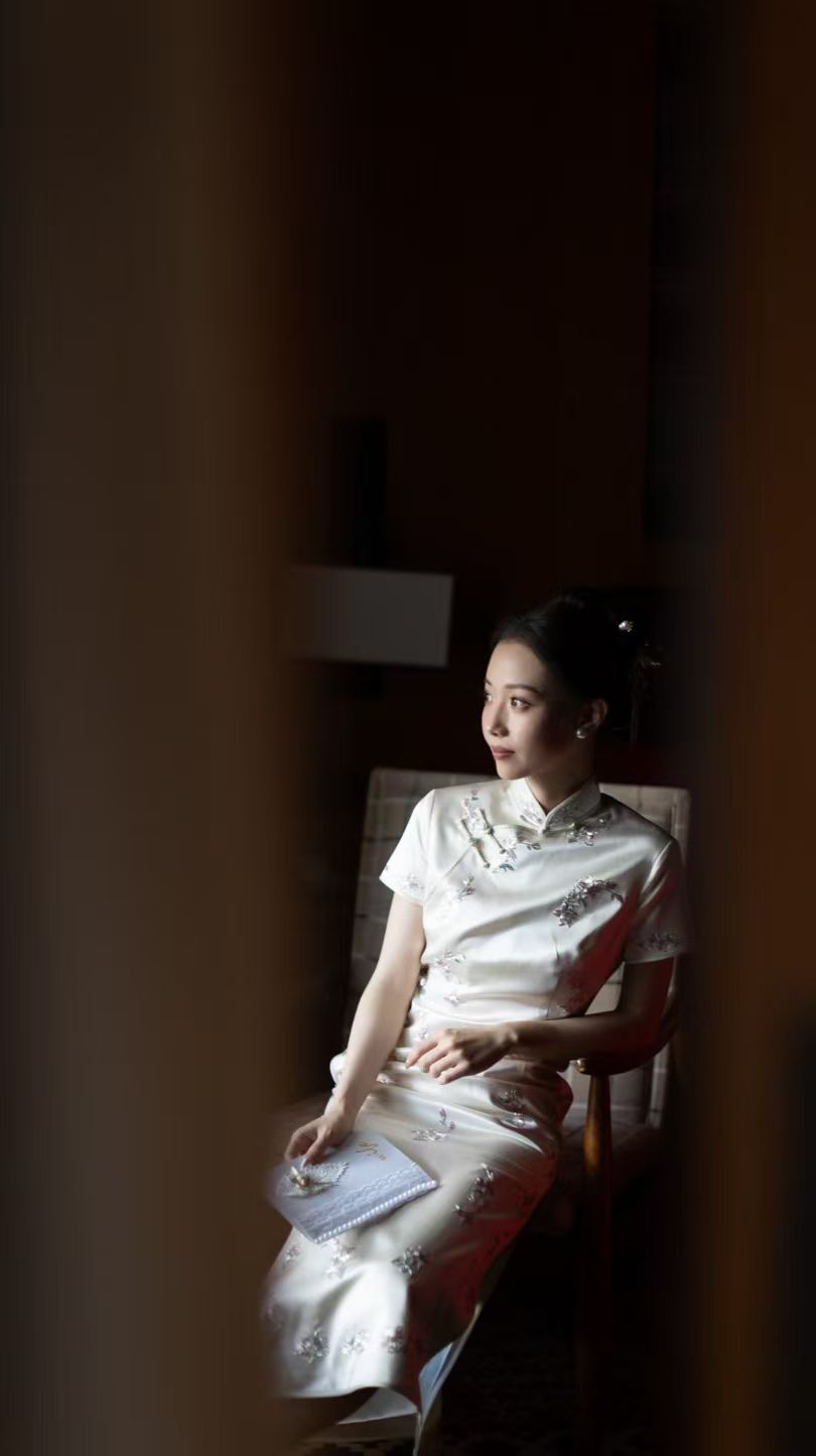 Ivory Silk Wedding Qipao with Silver Embroidery – Baishi Hexin