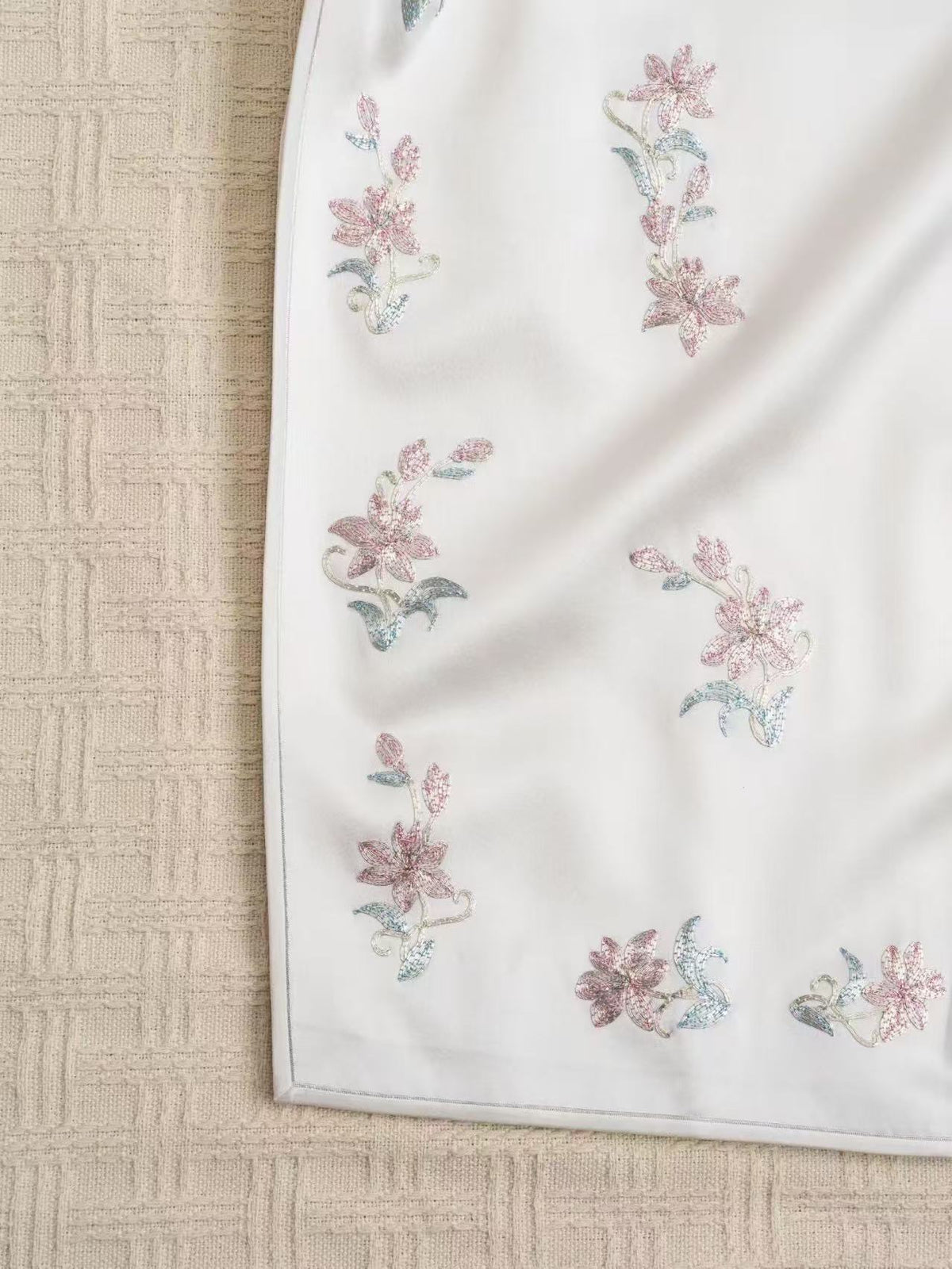 Ivory Silk Wedding Qipao with Silver Embroidery – Baishi Hexin